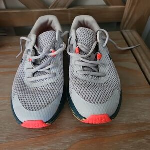 Big Kids Under Armour Unisex-Child Charged Rogue 3 Running Shoe Size 4.5